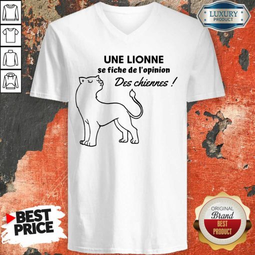 Une Lionne Se Fiche De L'Opinion Des Chiennes V-neck